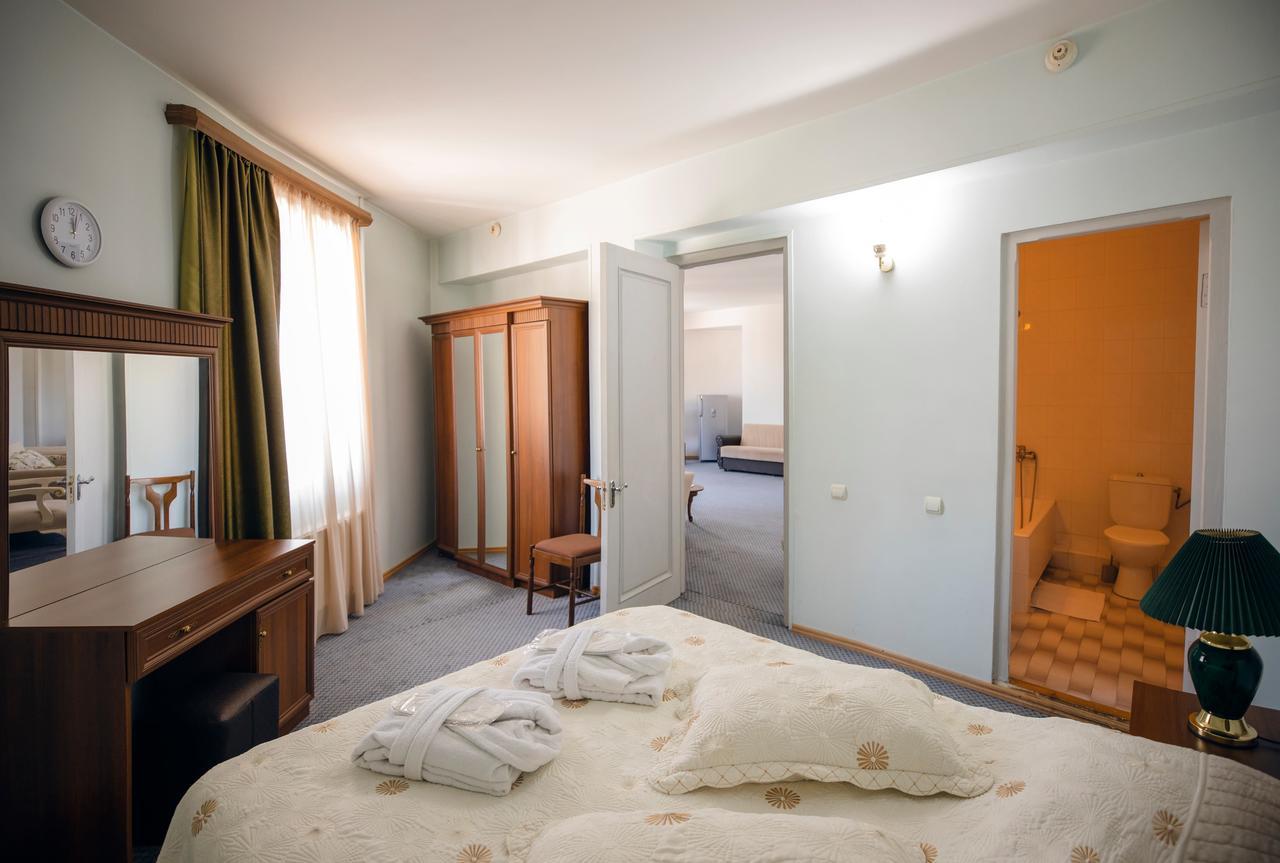 Leader Hotel 哥里 外观 照片