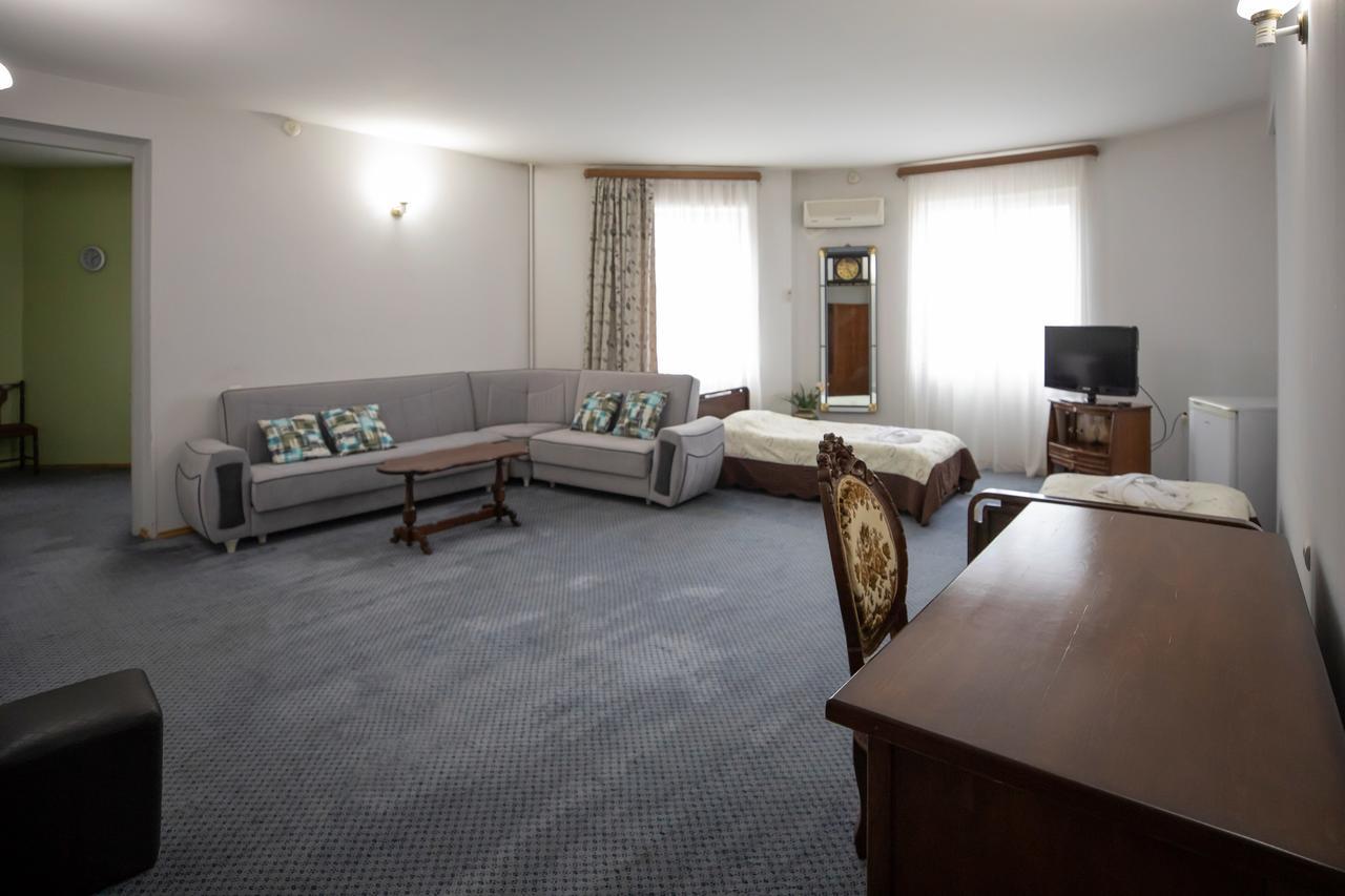 Leader Hotel 哥里 外观 照片
