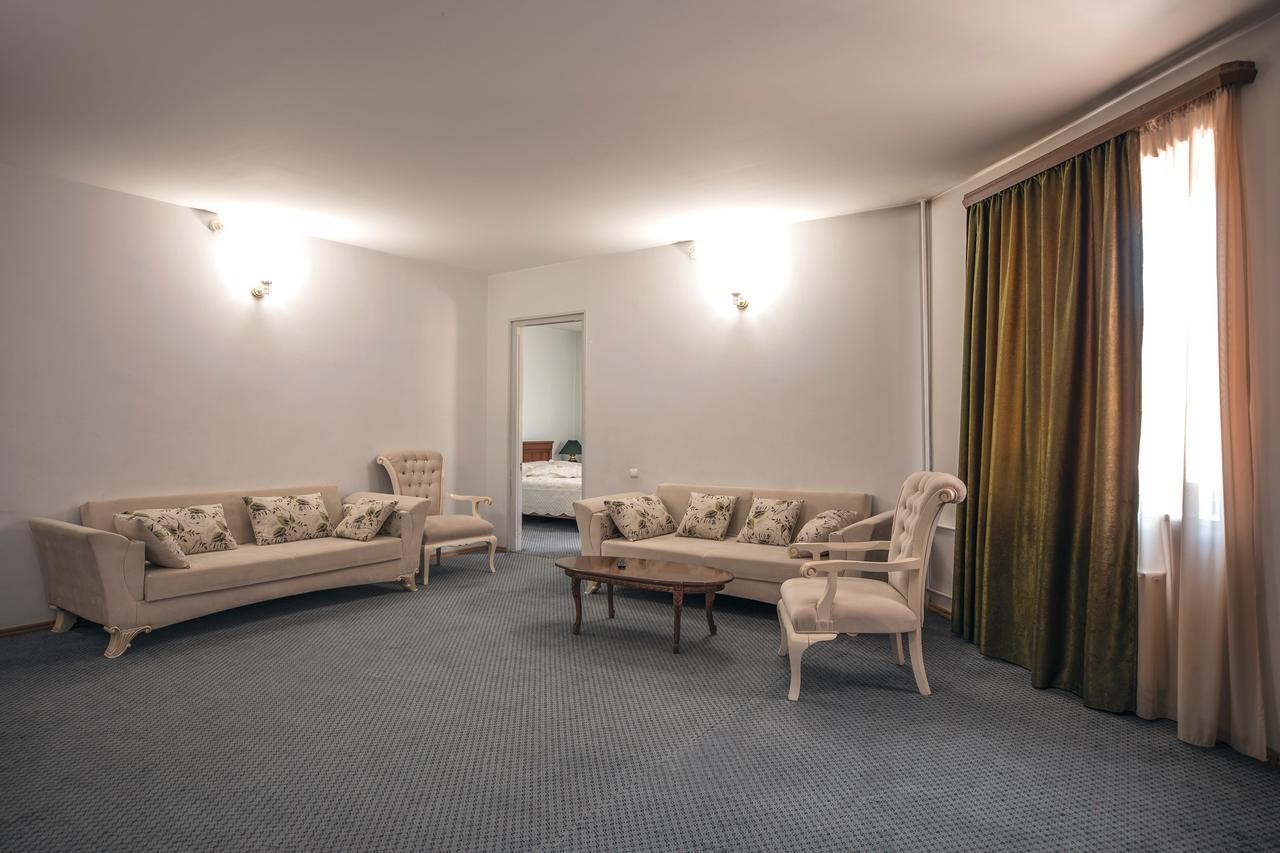 Leader Hotel 哥里 外观 照片